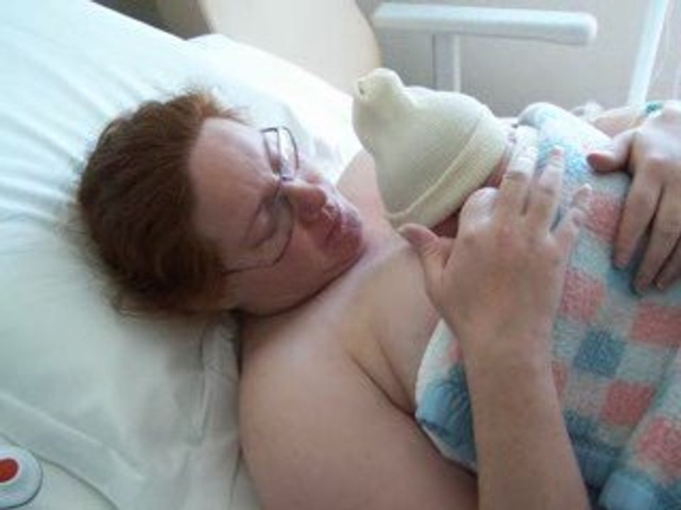 Naissance de yohan 1er peau à peau avec maman