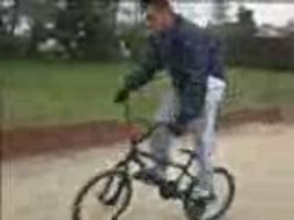 Olivier 14 ans fait du BMX