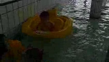 Zia et Lalie à la piscine