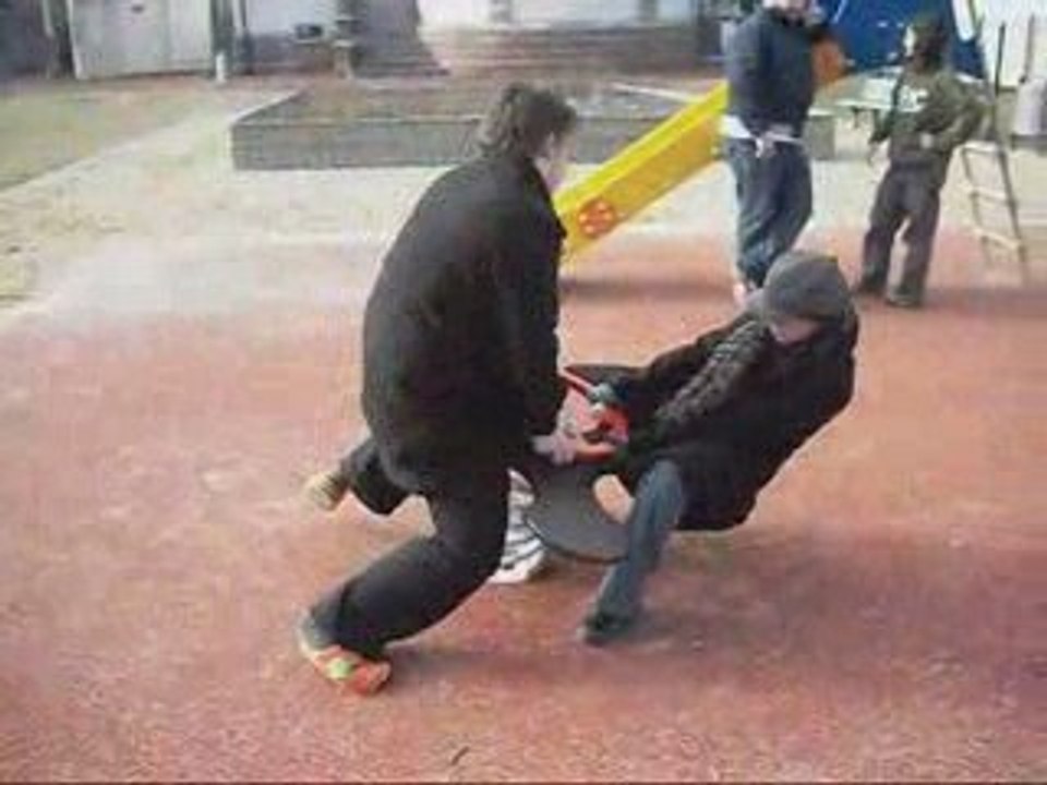 Un groupe de jeunes s'éclate dans des jeux d'enfants