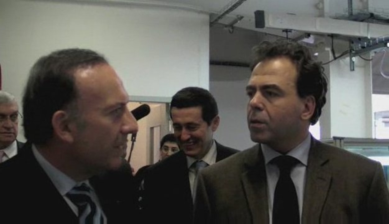 Luc Chatel visite l'usine Radiall de Voreppe (Isère)