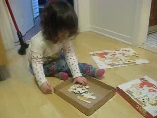 Justine fait un puzzle