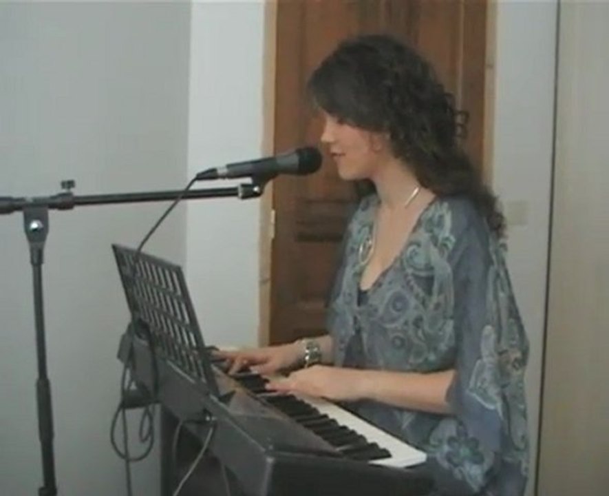 Julie Jourdan Extrait de JE TE DONNE MA PEAU au piano