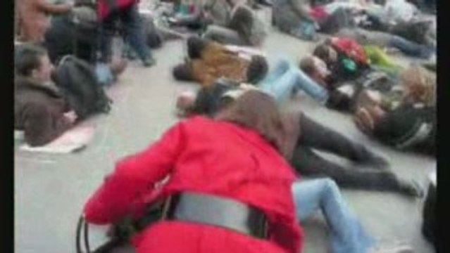 Die-in contre la LRU sur la Grand'Place de Lille