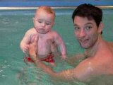 Gabriel nage sur le ventre à la piscine