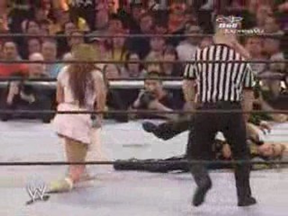 wwe divas - mickie james vs trish stratus -