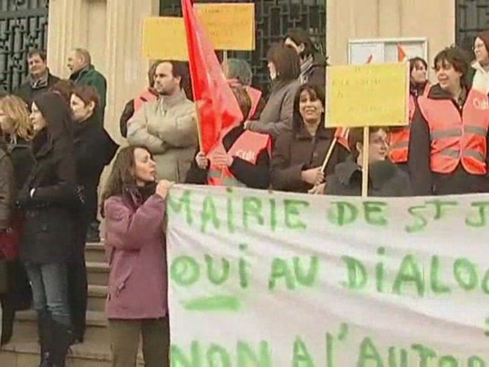 Saint-Julien-les-Villas : Les employé de mairie en grève