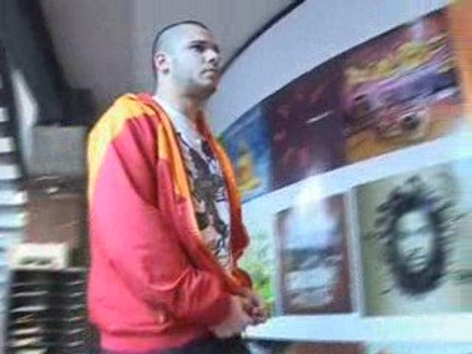 Sale pute  le rappeur Orelsan s'excuse et s'explique