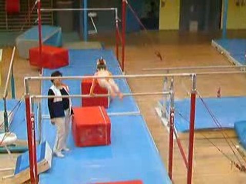 Eline, gym barres asymetriques 2009 [3]