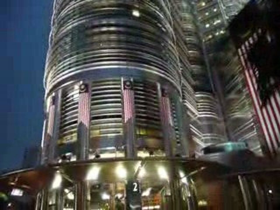 KUALA LUMPUR PETRONAS  AU CREPUSCULE