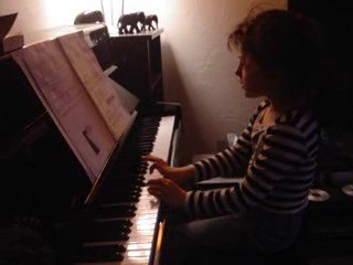 Louna ma soeur au piano