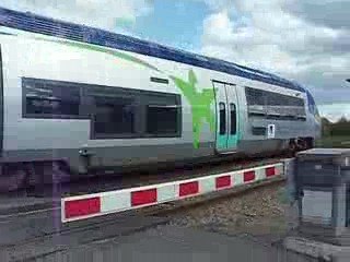 Passage d'un AGC au PN 1 de la ligne Caen-Rouen