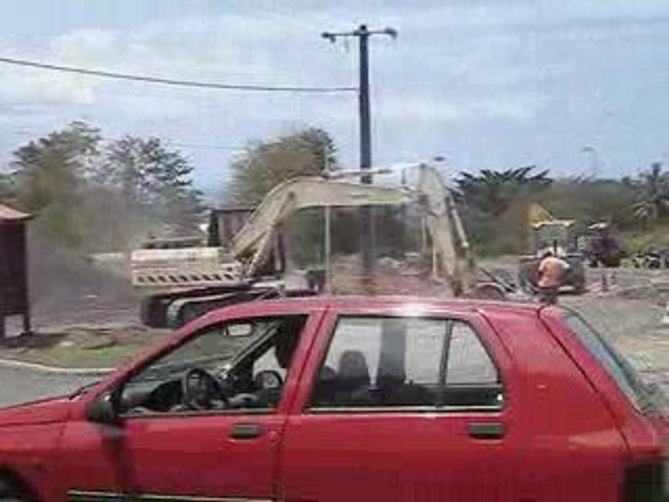 Tracteur, pelle mecanique RN1 gourbeyre.