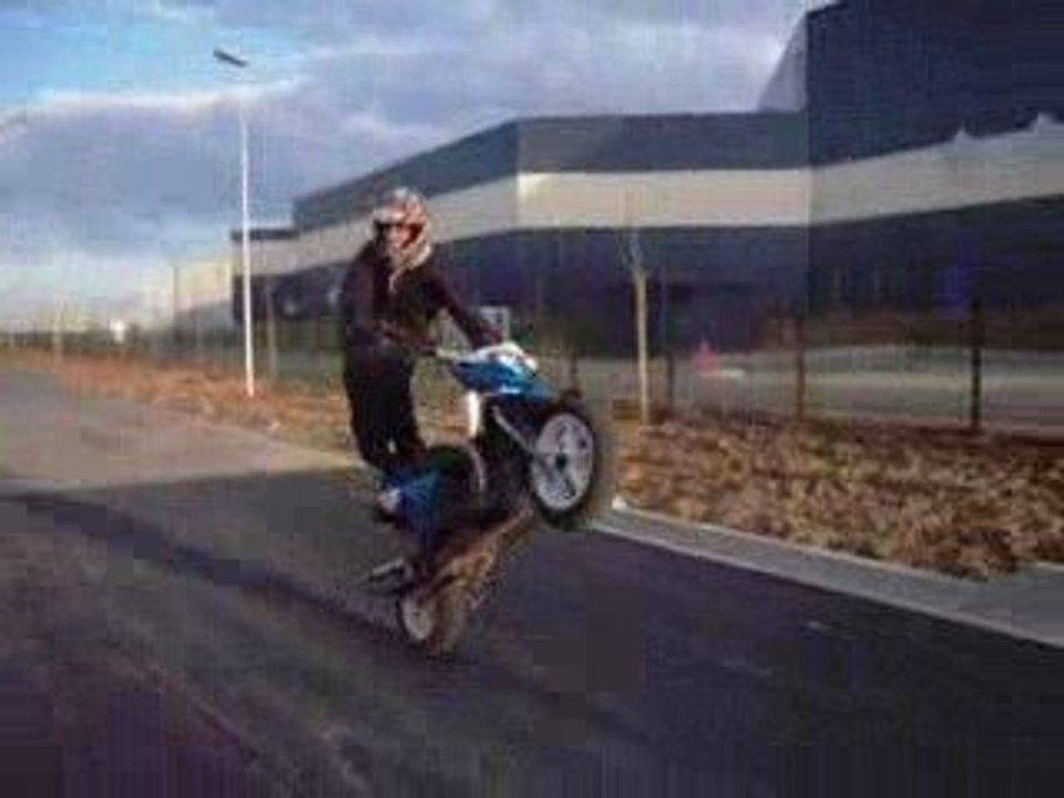 2spii sur la selle debout