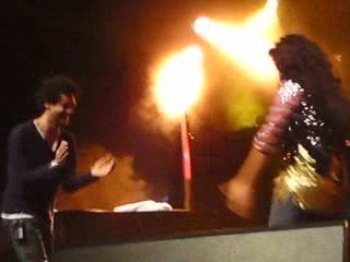 Amel Bent et la danse du pianiste