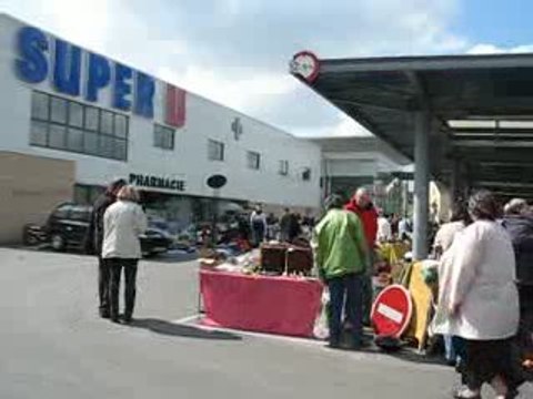 St Sébastien sur Loire : vide grenier Super U