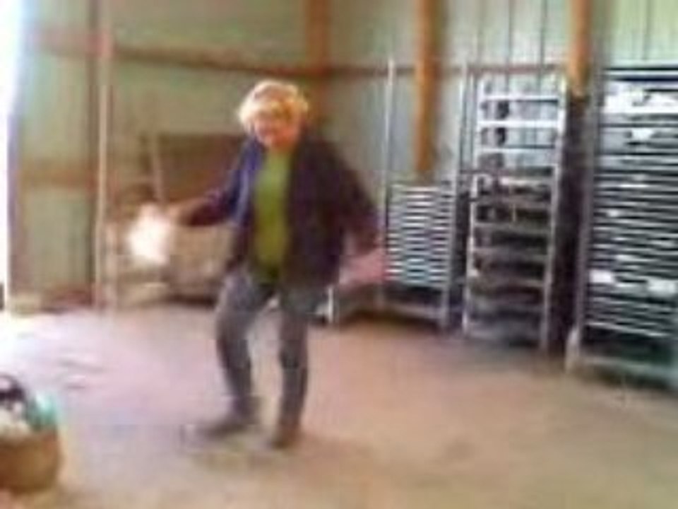 Claudie danse avant la livraison a la pepi.
