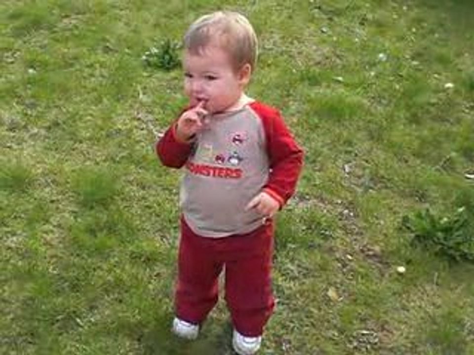 Lou dans le jardin