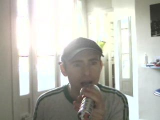 Wiwi égratigne "Here we are"