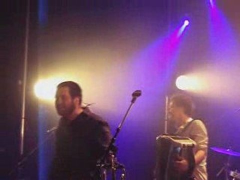 DEBOUT SUR LE ZINC : Rester debout