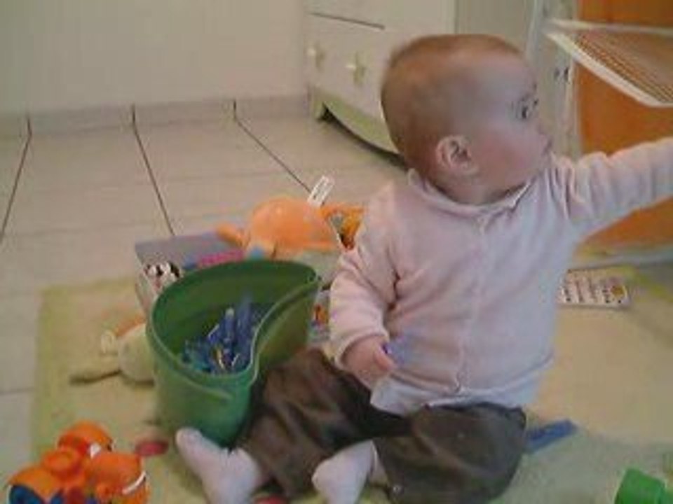 Petite Louise fait le tri des pinces à linge