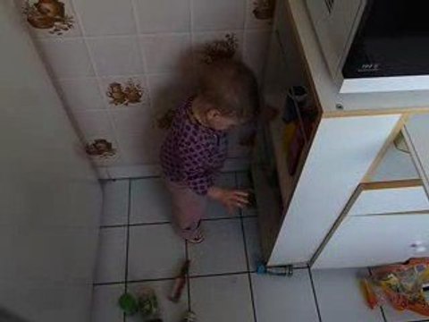 Lilith à la cuisine... dérange... puis range ! Suite