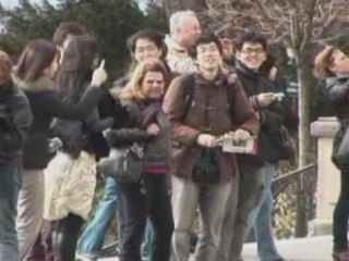 Naked pole vaulter chases sponsor through streets of Paris