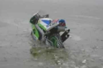 Motard owned sur un lac gelé