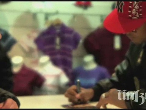 Booba en séance de dédicaces à la boutique Ünkut