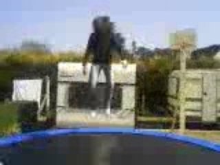 alex qui fait un salto réussi au bout du 2eme coup
