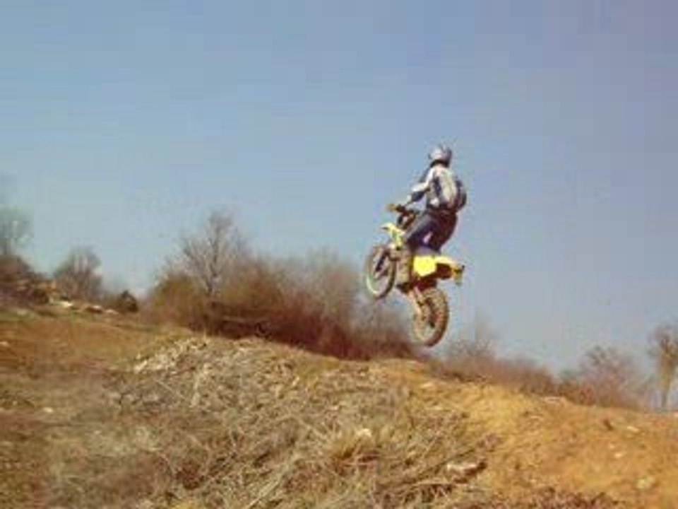 Teddy avec l'Husqvarna 125 WR sur le terrain de cross