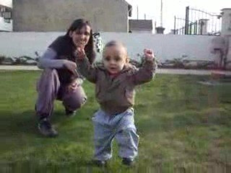 Avril 029 les tous premiers pas de bébé