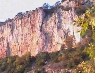 Mr Bourgeois fait de l' escalade