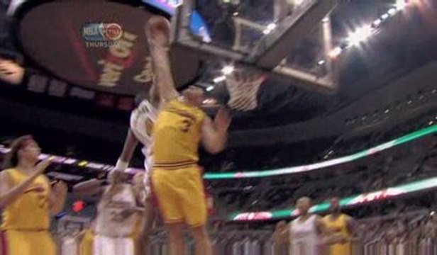 NBA Antawn Jamison with a thunderous dunk.