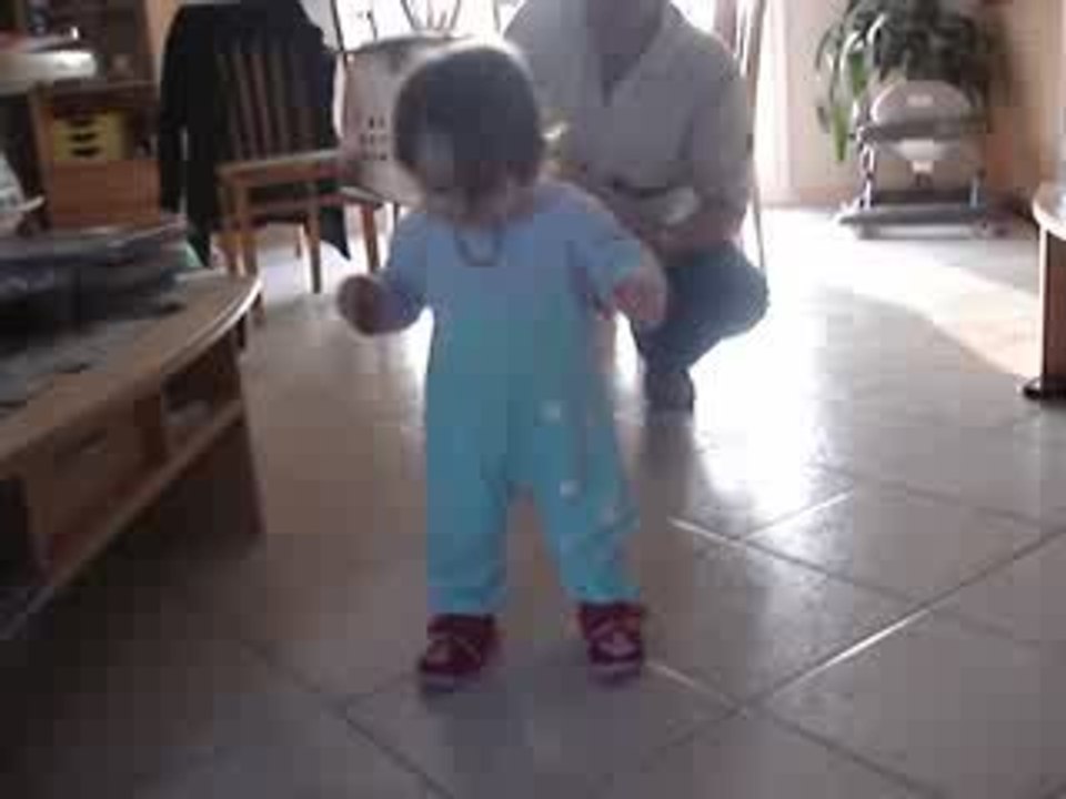 Ayleen 13 Mois  - 1er pas 003