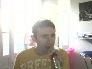 Wiwi égratigne "Just around the corner"