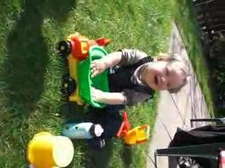 Mika spielt mit Wasser...