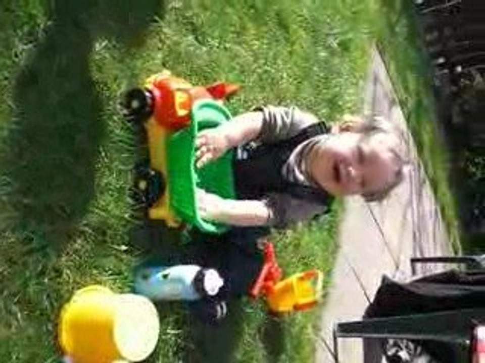 Mika spielt mit Wasser...