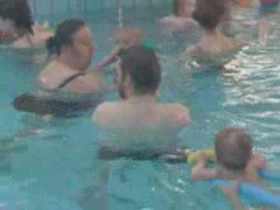 Petite Louise et les bébés nageurs