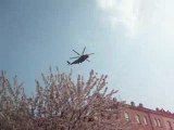 Hélicoptère au dessus d'arbres en fleur ( Otan 2009 )