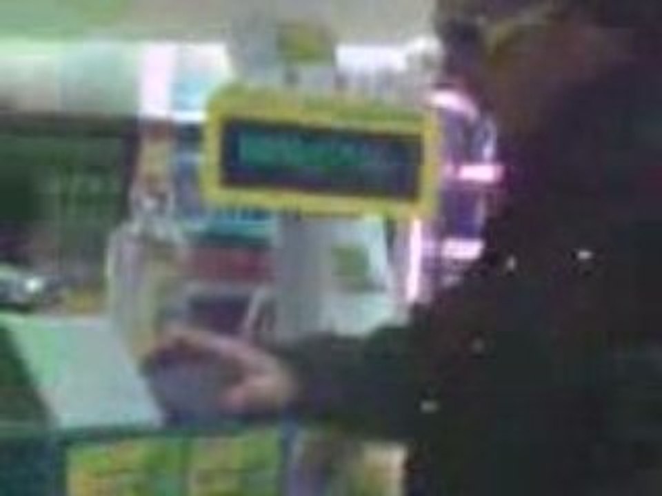 coupe afro et lunette d'elvis au 8à8....