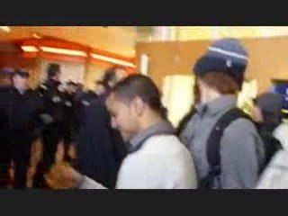 violence policiere contre les grevistes étudiants et citoyen