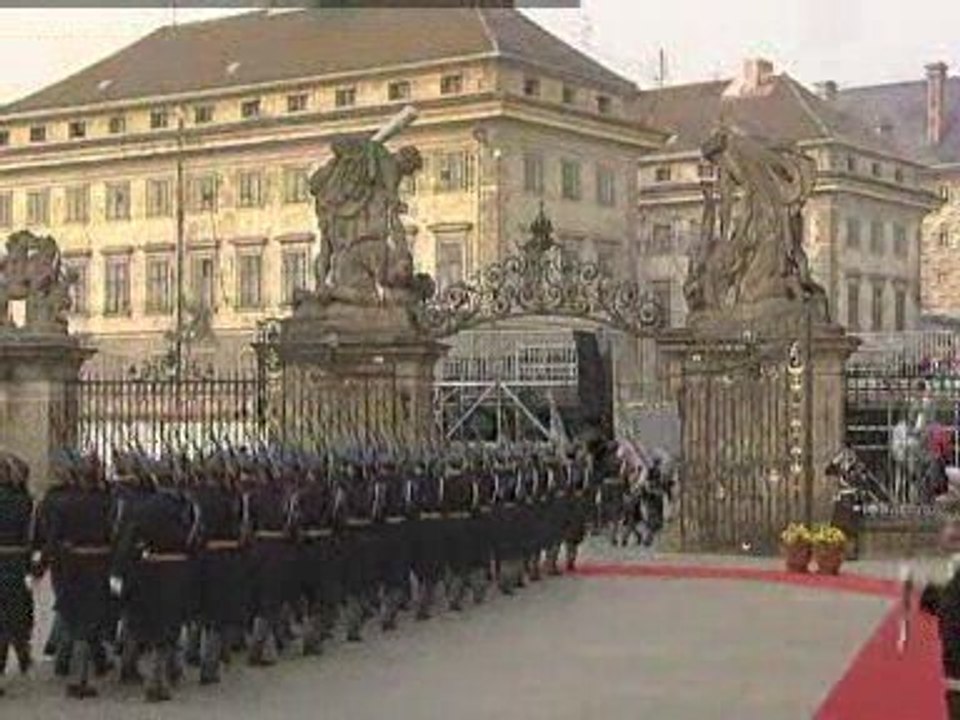 Obama arrives in Prague