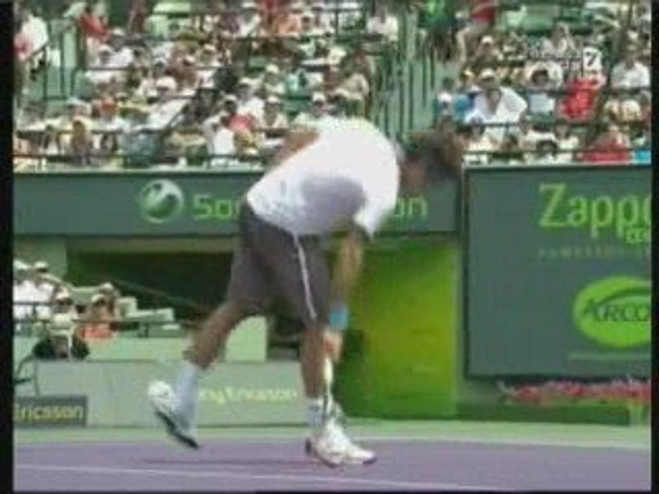 Federer vs Djokovic in Miami 2009, Federer smashes his racqu