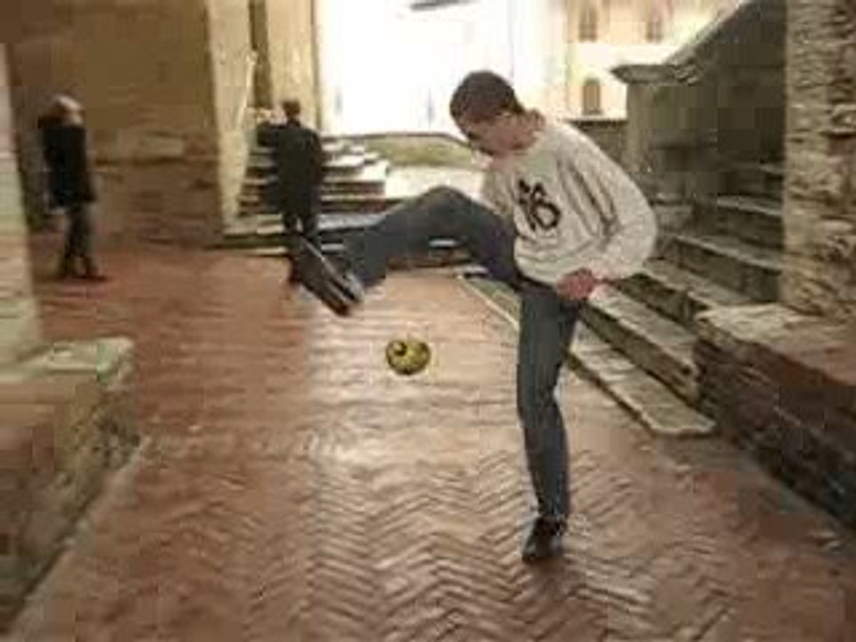 freestyle avec une balle mise à la poubelle