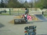 Saut de 3 planche de skate en flat