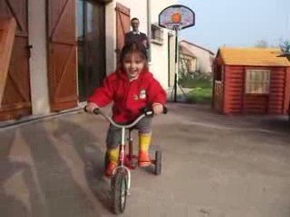 Lilou fait du vélo