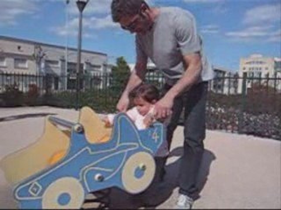 Meilyne joue au parc