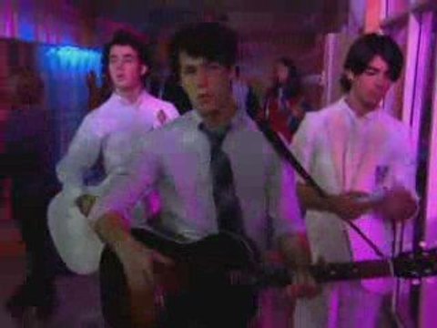 JONAS: Brothers that Rock Together Roll Together