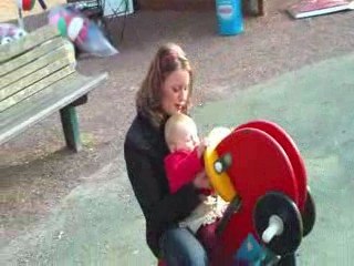 Aileen à la balançoire avec Maman